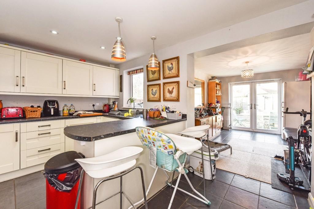 Greenfields Avenue, Alton 3 bed semidetached house £1,400 pcm (£323 pw)