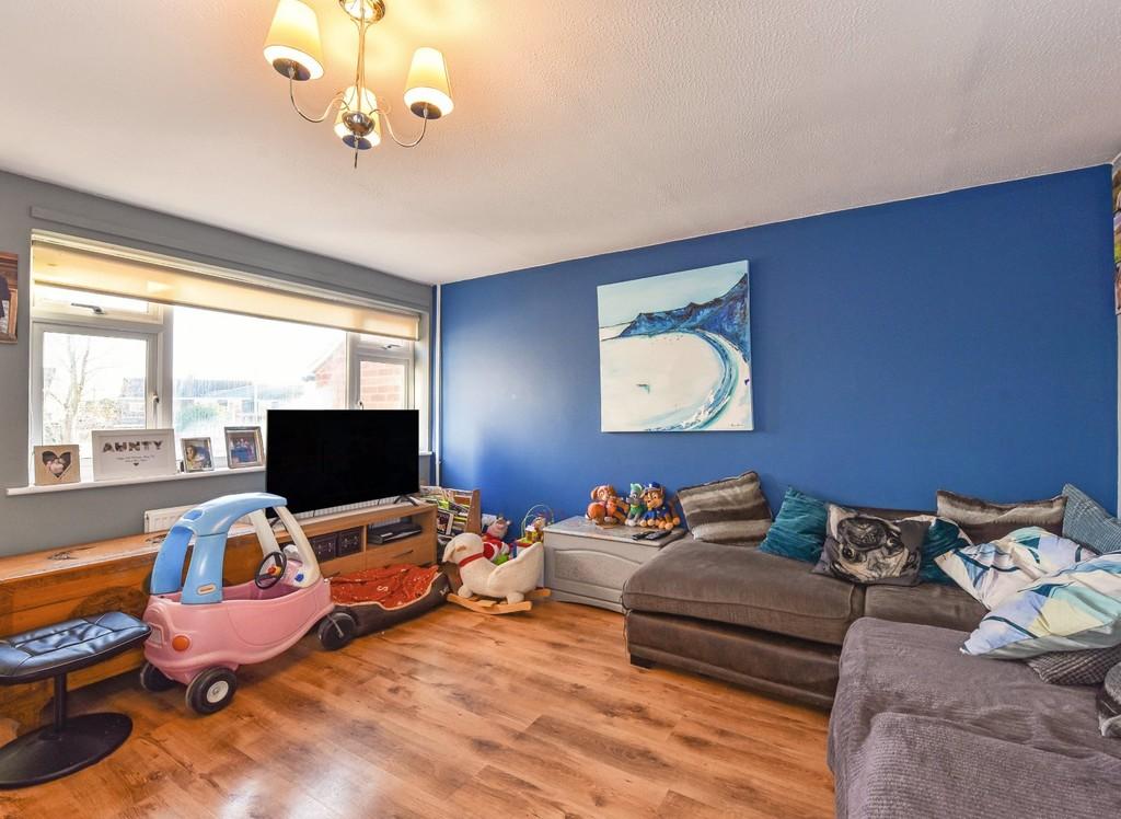 Greenfields Avenue, Alton 3 bed semidetached house £1,400 pcm (£323 pw)