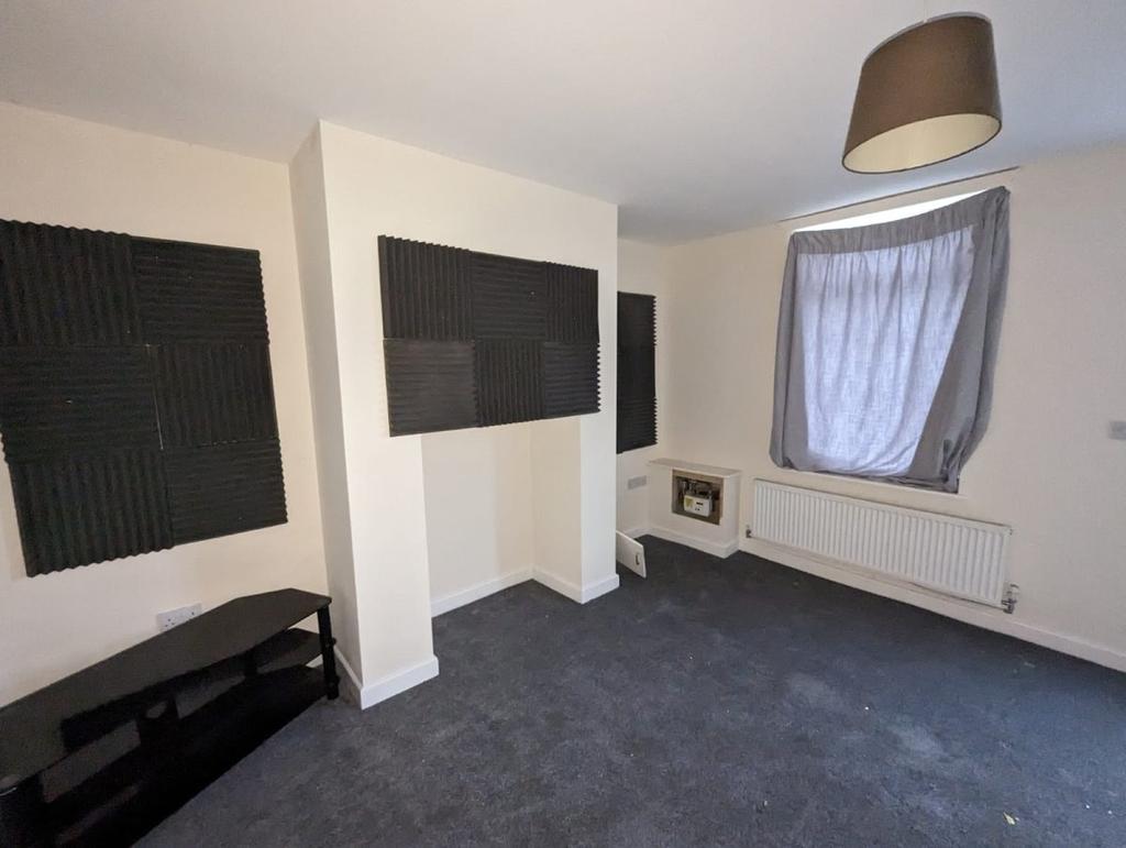 Bond Street, Wombwell 2 bed house - £500 pcm (£115 pw)