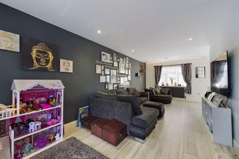 10 Erriff Drive, South Ockendon, RM15 5AW