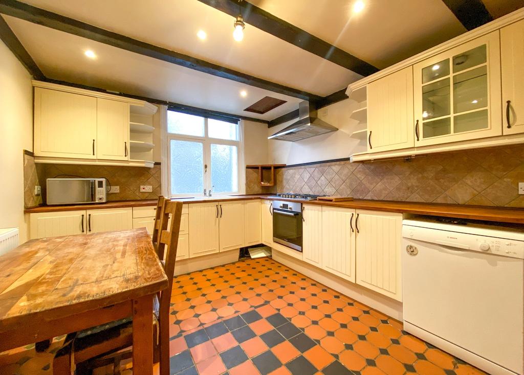 Godstone Road, Old Oxted, Surrey, RH8 2 bed flat £1,200 pcm (£277 pw)