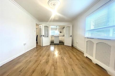 3 bedroom flat to rent - Bycullah Road, Enfield, EN2