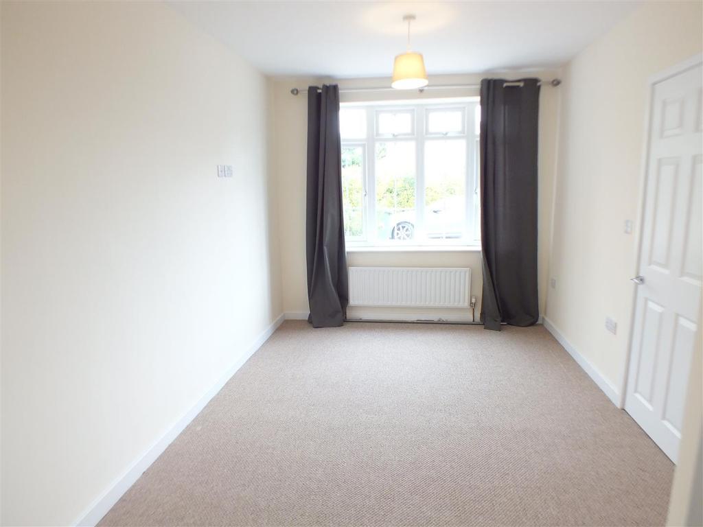 First Avenue, West Molesey 3 bed semidetached house £1,650 pcm (£381 pw)