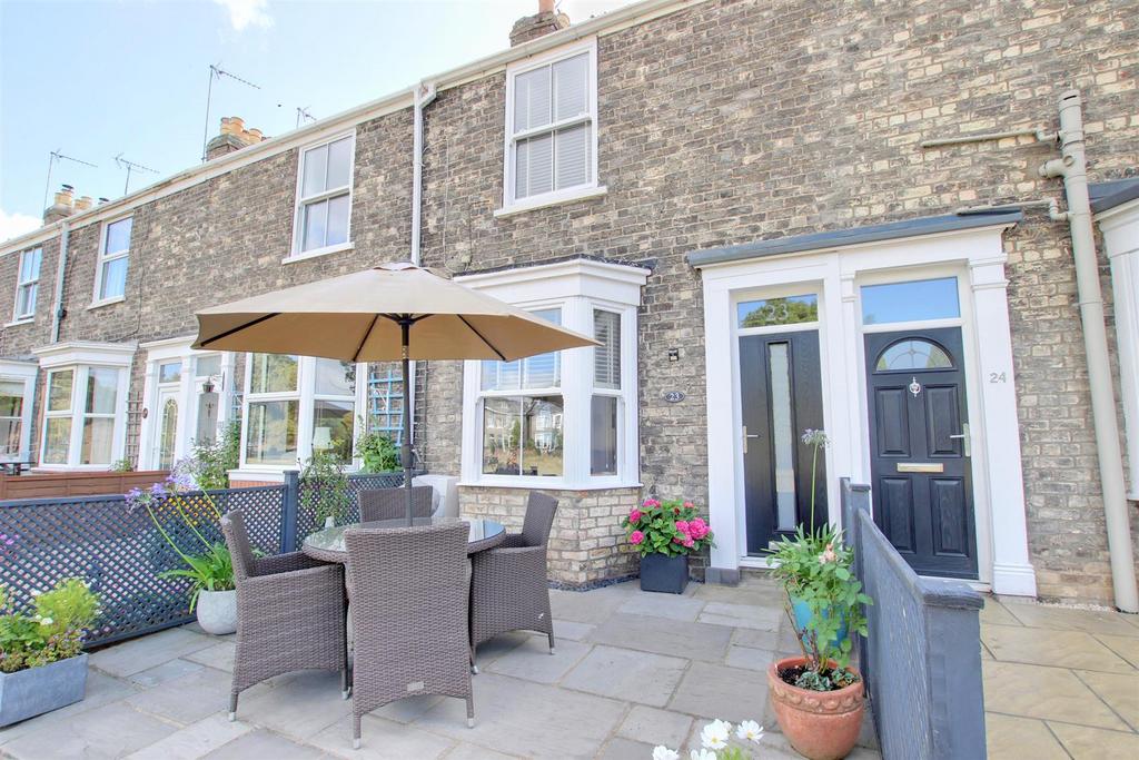Willow Grove, Beverley 3 bed terraced house £340,000