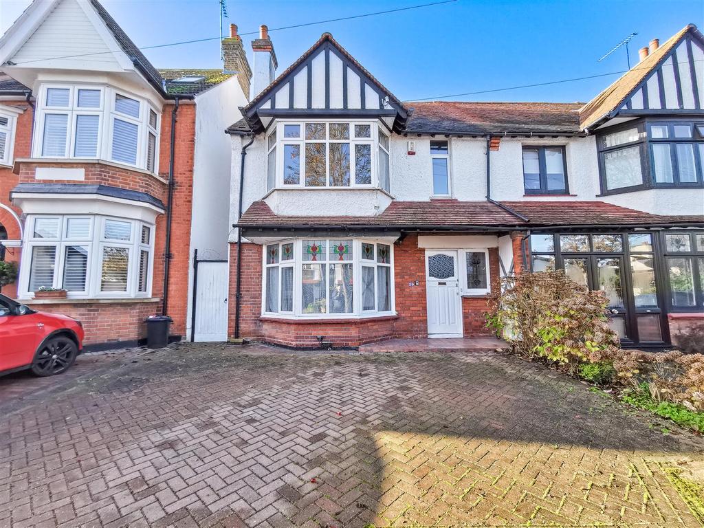 Theobalds Road, LeighOnSea 3 bed semidetached house for sale £650,000