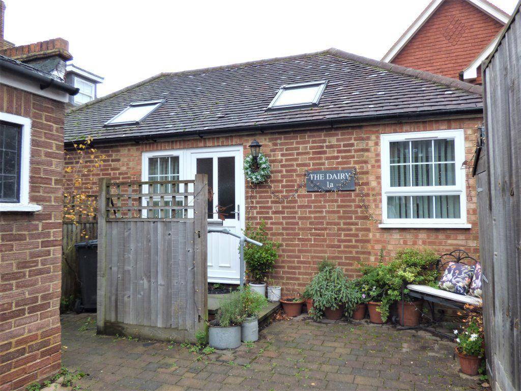 Cobham Way. East Horsley 1 bed bungalow £1,200 pcm (£277 pw)