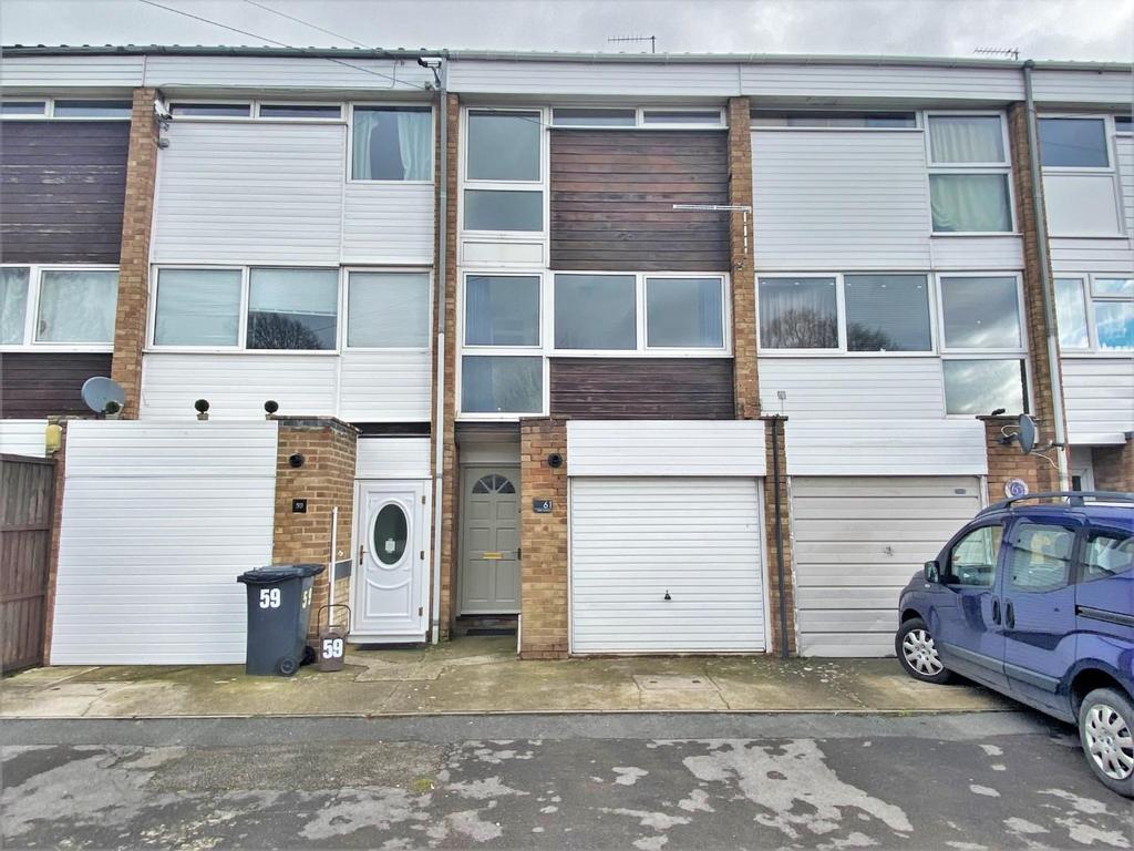 Insley Gardens, Hucclecote, Gloucester 3 bed townhouse £975 pcm (£225 pw)