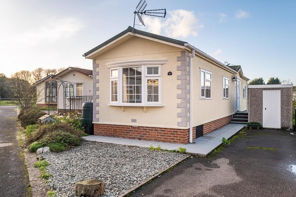 Holly Lodge, Lower Kingswood, Tadworth 2 bed park home for sale £180,000