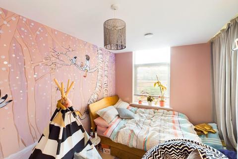 2 bedroom flat for sale - Frazer Nash Close, Isleworth
