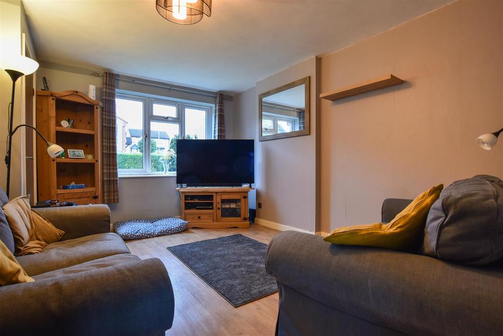 Elizabeth Close, Wellingborough 3 bed semidetached house for sale £