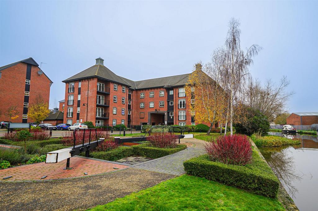 East Dock, The Wharf, Linslade 2 bed apartment £240,000