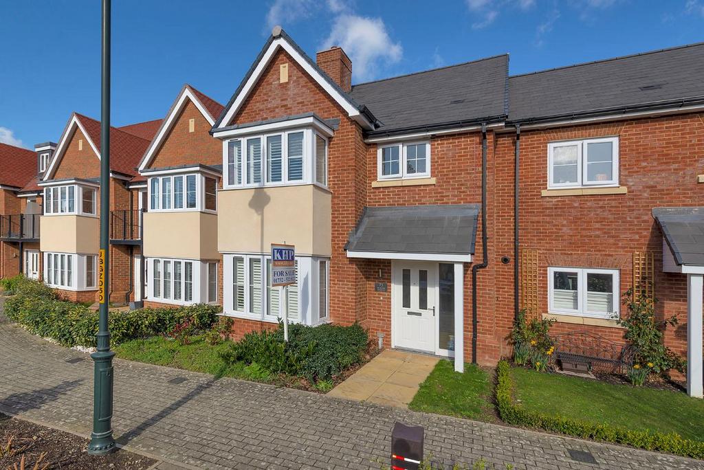Beacon Avenue, Kings Hill, West Malling 3 bed semidetached house £