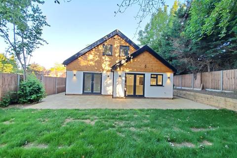 4 bedroom detached bungalow to rent - Kentwood Hill, Tilehurst, Reading, RG31 6JD