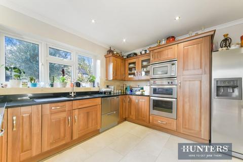 3 bedroom semi-detached house for sale - Bransby Road, Chessington