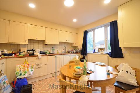 4 bedroom semi-detached house to rent - For both professionals/ students and families, Edgbaston, Birmingham, B5 7RR
