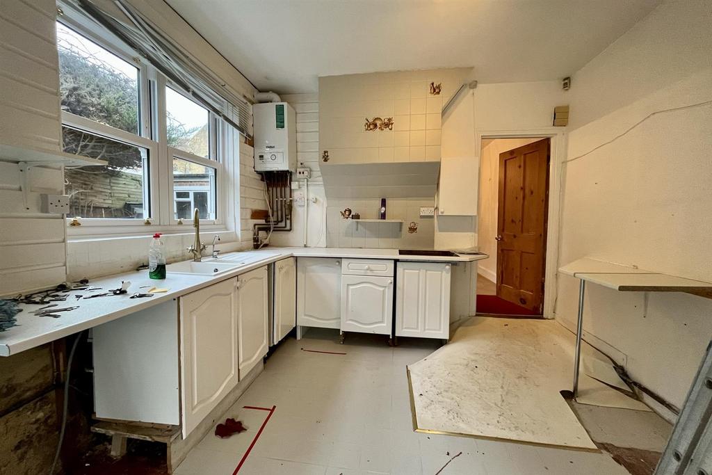 Hamilton Road, Sidcup 4 bed semidetached house £500,000