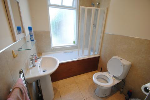 2 bedroom flat to rent, Student flat on Rushton Crescent