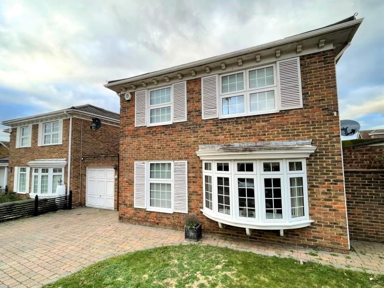 Serviden Drive Bromley BR1 4 bed house £2,500 pcm (£577 pw)