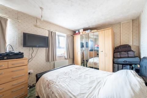 2 bedroom flat for sale - Flat 36, Penfold Court, Laburnum Road, Mitcham, Surrey, London, CR4 2NB