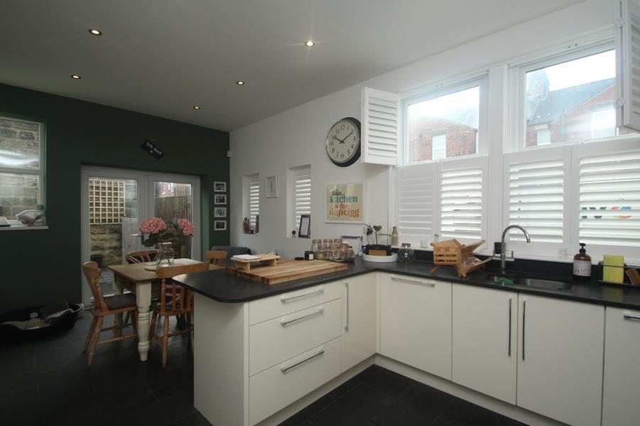 BILTON DRIVE, HARROGATE, HG1 2AH 3 bed end of terrace house £1,300
