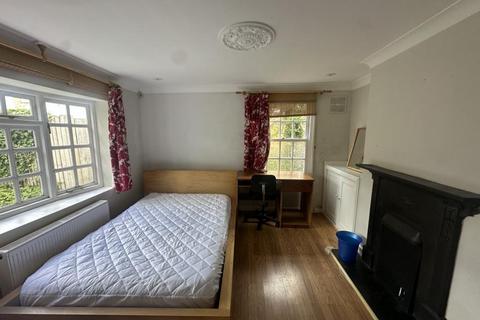 3 bedroom house to rent, 14 Harvest Road Englefield Green Egham Surrey