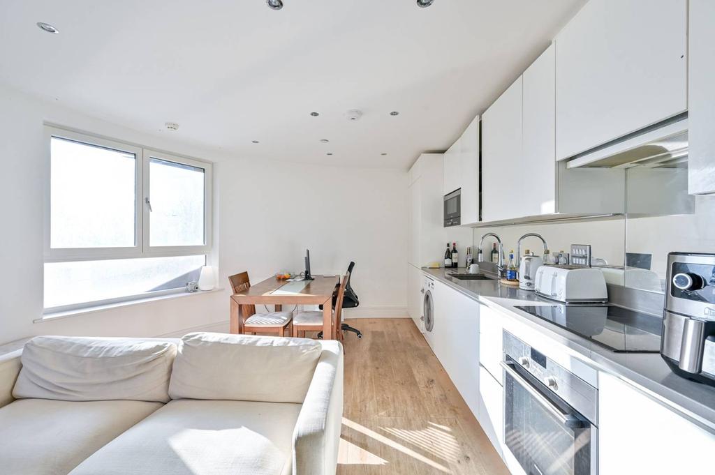 St Lukes Avenue, Clapham North... 2 bed flat £380,000