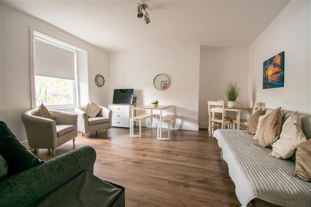 Old Durham Road, Gateshead 3 bed terraced house £825 pcm (£190 pw)