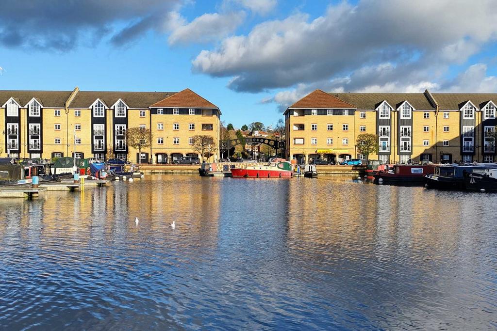 Stephenson Wharf, Apsley Lock 2 bed apartment £325,000
