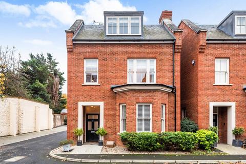 5 Avery Close, Beckenham, BR3 1EL