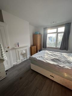 4 bedroom house share to rent - Fircroft Road, London SW17