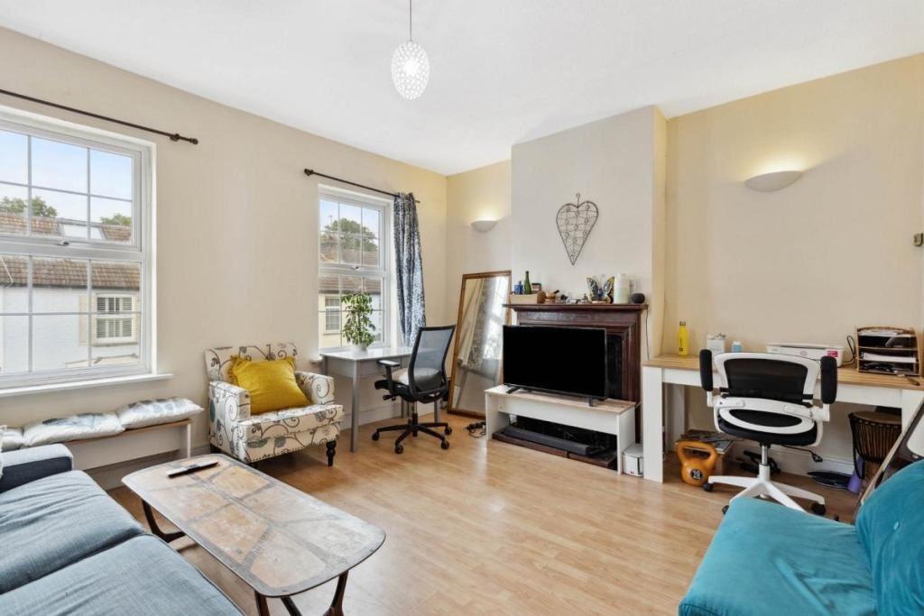 Sandycombe Road, Richmond Surrey, Kew, TW9 2EQ 1 bed flat - £320,000