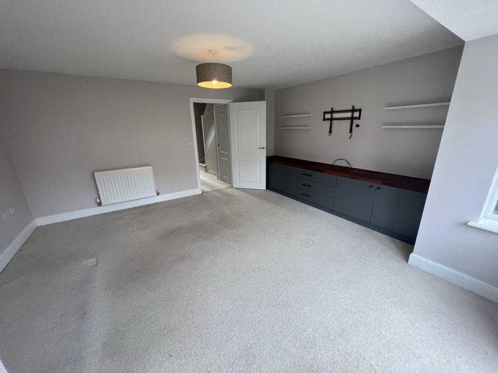 Devana Way, Great Glen, LE8 4 bed semidetached house £1,295 pcm (£