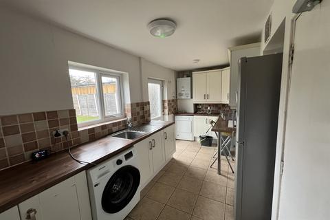 4 bedroom semi-detached house to rent, Wallett Avenue, Beeston, NG9 2QR