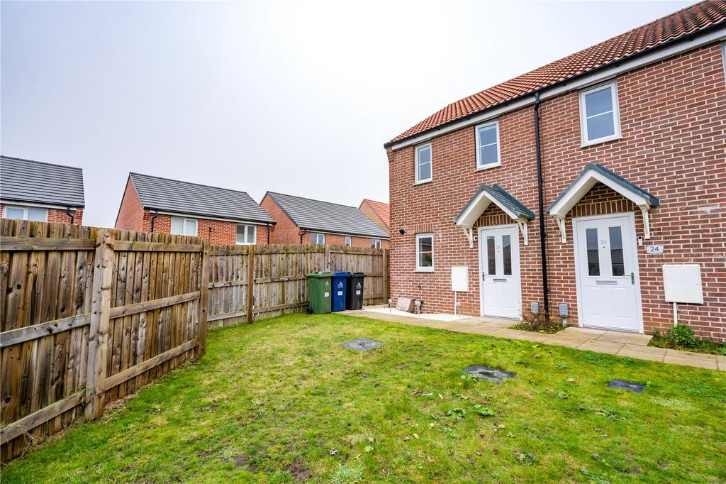 Fairway Drive, Humberston, Grimsby... 2 bed end of terrace house £36,250