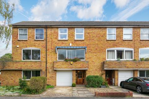 Gaston Bell Close, Kew, Richmond, Surrey TW9