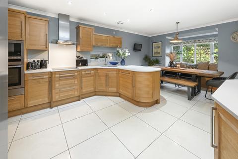 87 Harestone Hill, Caterham, CR3 6DL