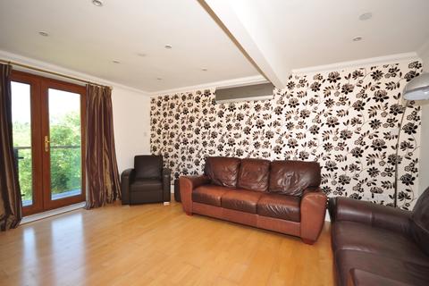 3 bedroom apartment to rent - The Priory, East Farleigh, ME15