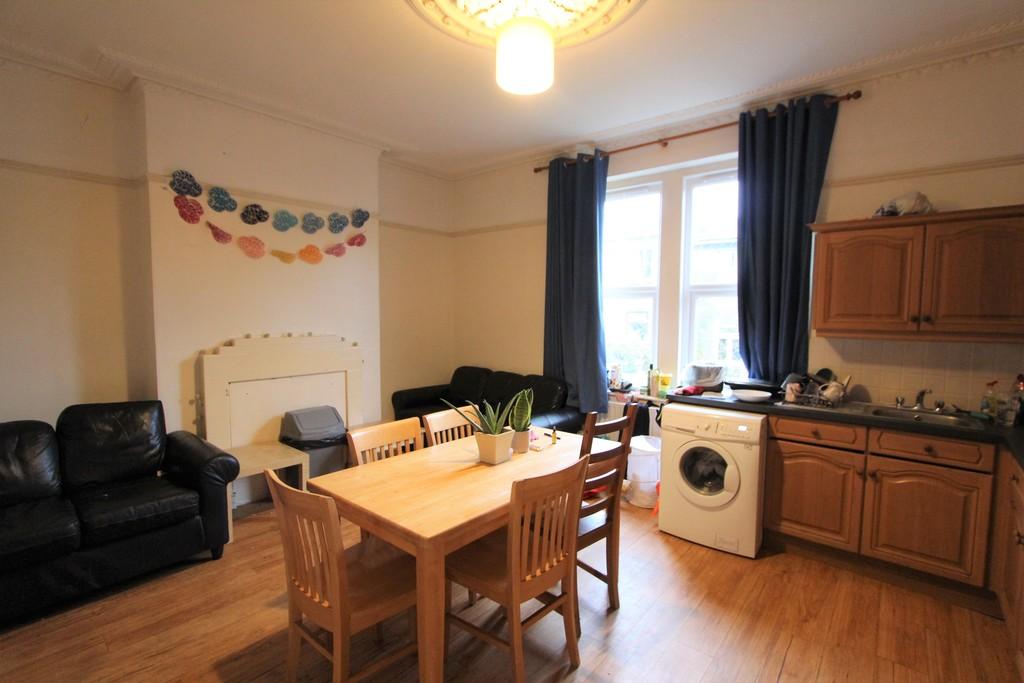 Collingwood Road, Bristol 5 bed semidetached house £3,750 pcm (£865 pw)