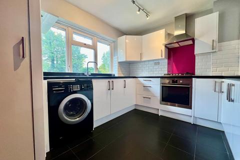 2 bedroom maisonette to rent, Lloyd Court, Pinner HA5