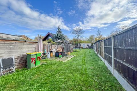 3 bedroom chalet for sale - Sutton Court Drive, Rochford
