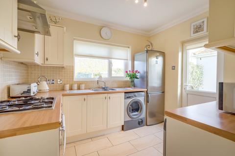 2 bedroom bungalow for sale - Park View Drive, Leigh-on-sea, SS9