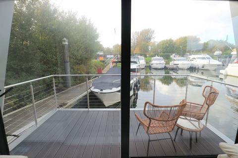 2 bedroom houseboat for sale, Bates Wharf Marine