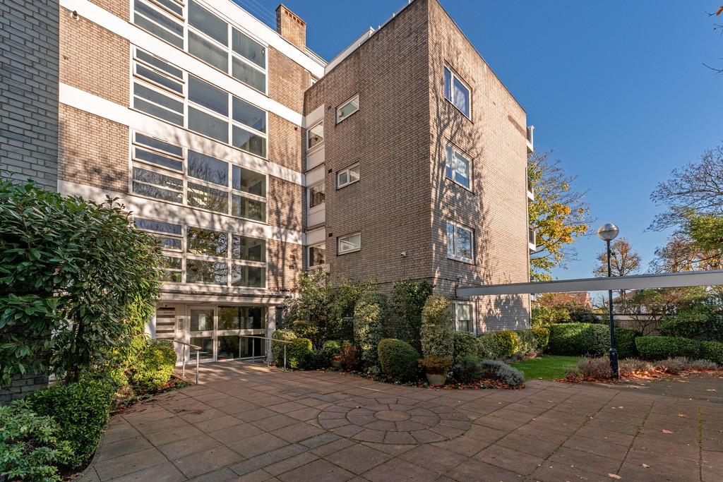 Woodford Road, South Woodford 2 bed apartment for sale £550,000