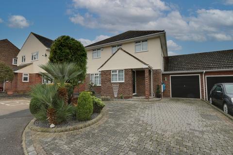 4 bedroom detached house for sale - Gloucester Avenue, Rayleigh