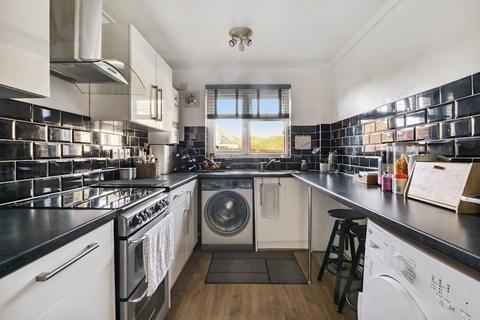 1 bedroom flat for sale, Embassy Court, Avenue Road, London, SE25