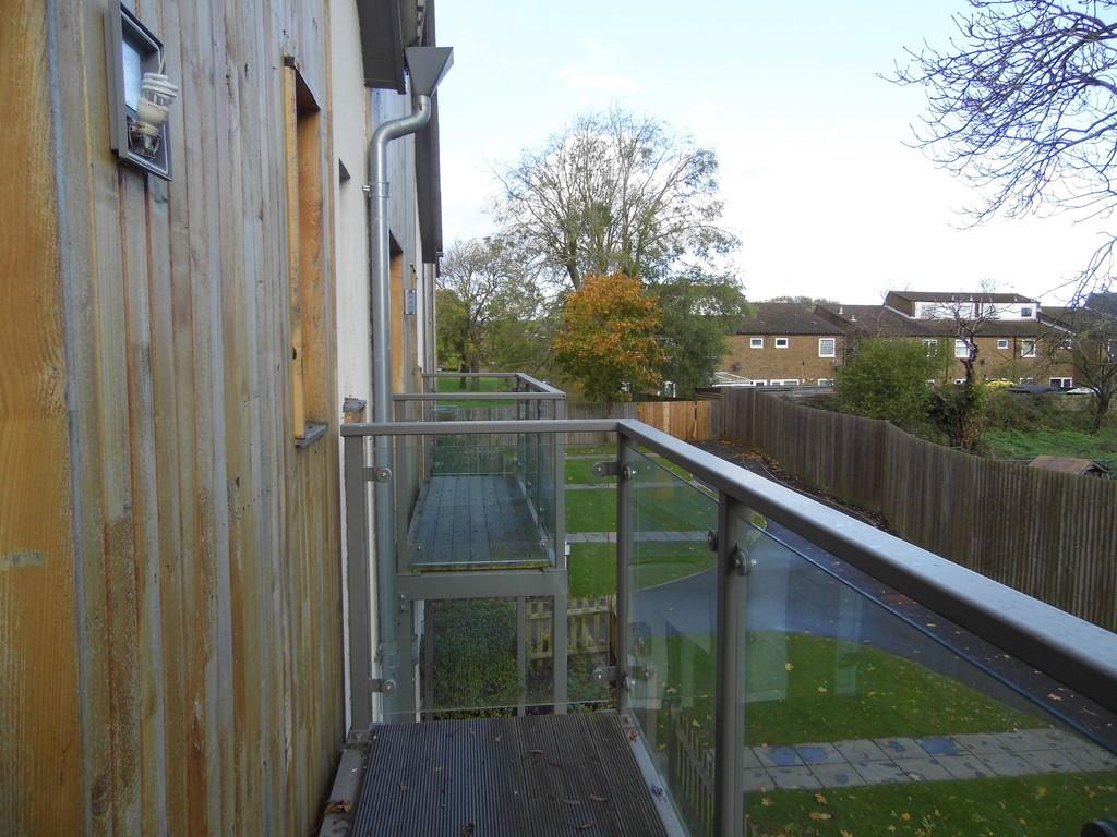 Lloyd Road, Chichester 3 bed terraced house £1,300 pcm (£300 pw)