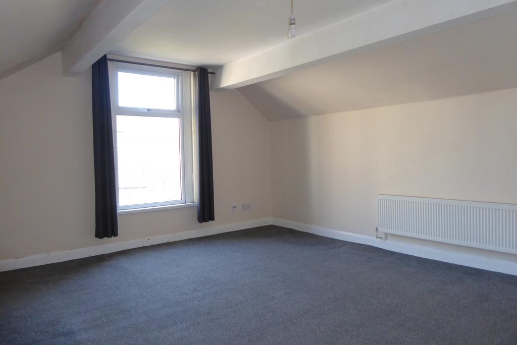 26 Claremont Crescent, Morecambe, LA4 1 bed flat £450 pcm (£104 pw)
