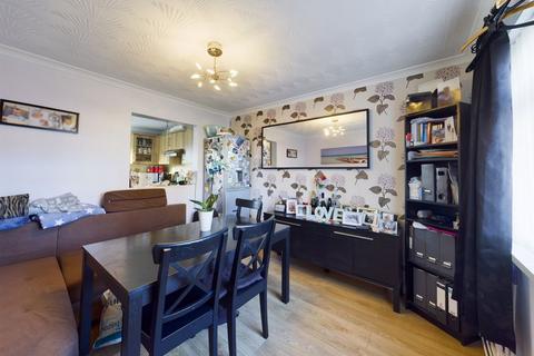 17 Bromley Drive, Cardiff, CF5 5EZ