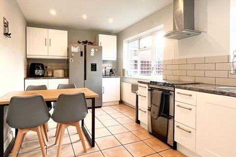 19 Cherrington Drive, Walsall, WS6 6NE