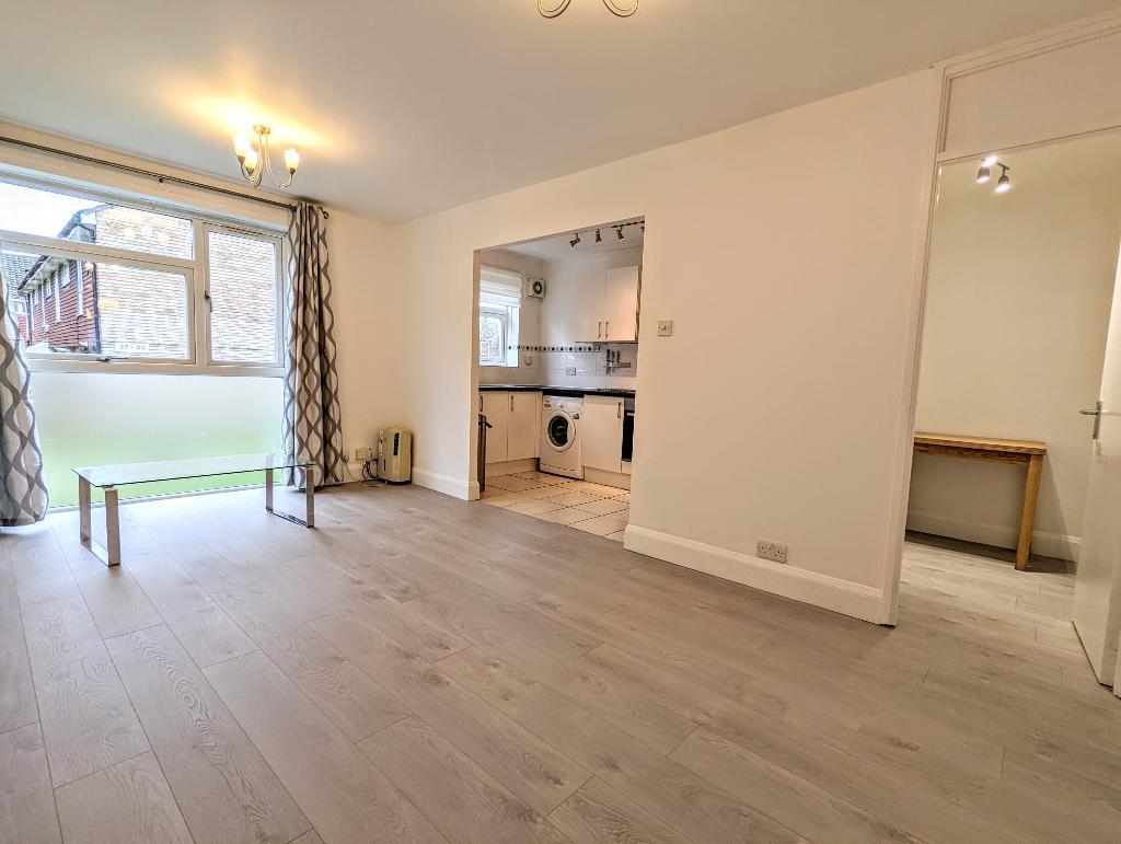 Hanford Close, Southfields, London... 1 bed flat £1,600 pcm (£369 pw)